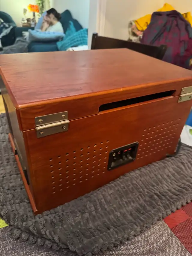 Antique Crosley Record Player with Radio in General Electronics in Oshawa / Durham Region - Image 5