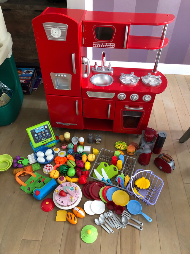 Cuisinette en bois avec accessoires, nourriture et caisse enreg dans Jouets et jeux  à Ville de Québec