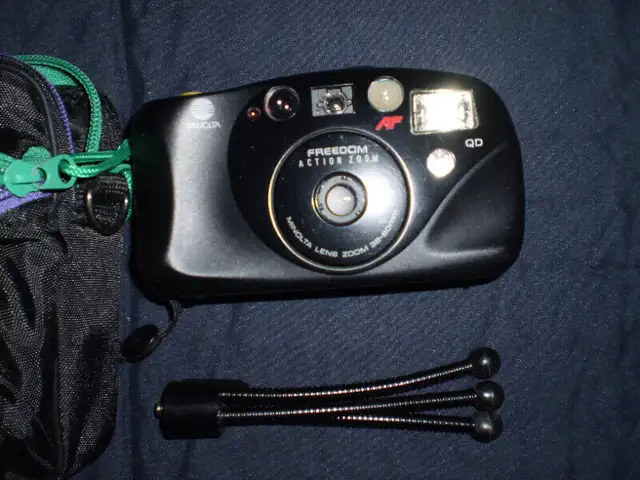 Minolta Freedom Action Zoom AF with case, hand tripod in Cameras & Camcorders in City of Toronto - Image 2