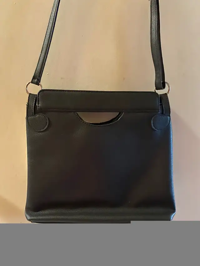 BLACK+WHITE LEATHERETTE KEYBOARD MUSIC NOTES PIANO CROSSBODY Bag in Women's - Bags & Wallets in City of Toronto - Image 4