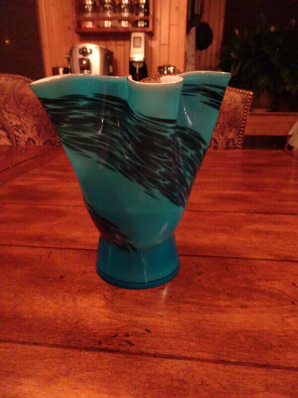 Superbe vase bleu en verre dans Décoration intérieure et accessoires  à Longueuil/Rive Sud - Image 3