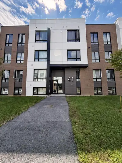 Ce magnifique appartement 4 ½ moderne offre deux chambres lumineuses et une aire ouverte spacieuse,...