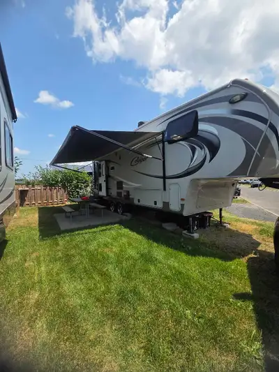 Peux être vendu séparer. Magnifique Fitfwheel Cougar 2013 30` situé sur le terrain de camping Boisé...
