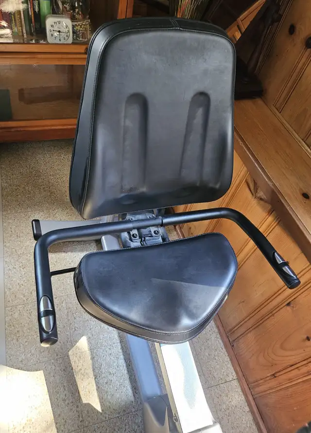 Vision R1500 Semi-Recumbent Exercise Bike in Exercise Equipment in Stratford - Image 5