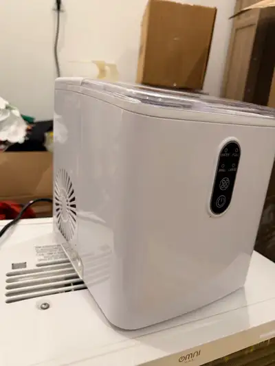 Counter top ice maker. No longer need works great. From Amazon. Price is firm. Pick up in whistleBen...