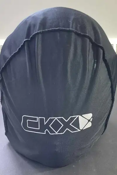 Like New 1 small scratch on clear visor : Not noticeable while wearing Size: XL 3 airflow vents