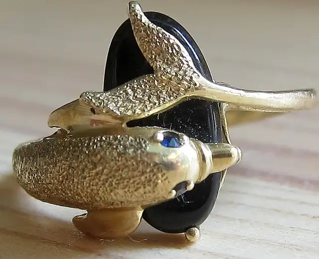 BEAUTIFUL 10K SOLID GOLD DOLPHIN RING WITH GEMSTONES SIZE 6.25 in Jewellery & Watches in Ottawa - Image 3