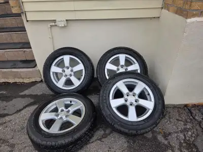 215-60-R16 Neuf avec jantes Raison de la vente changement de véhicule