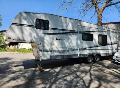 PRICED TO SELL! CLEAN 29 FT 2006 FLEETWOOD TERRY DELUXE FIFTH WHEEL 9-PERSON TRAVEL TRAILER w/ LARGE...