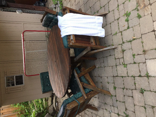 Cedar patio set in Patio & Garden Furniture in City of Toronto - Image 3