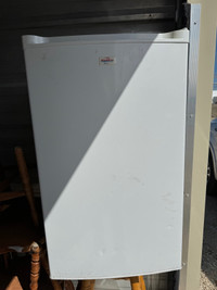 Koolatron apartment/bar fridge  size freezer