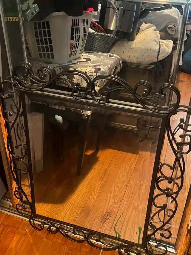 Small metal mirror in Home Décor & Accents in Edmonton - Image 2