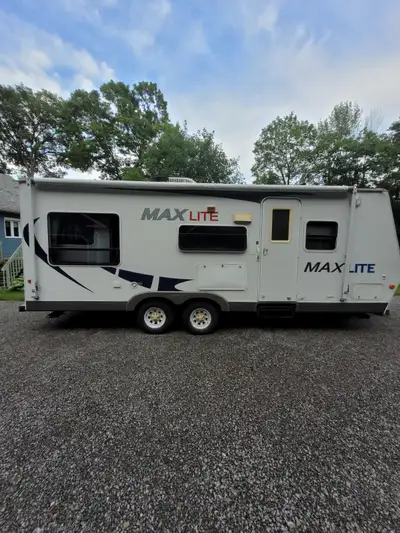 roulotte Max Lite 2008, 25 pieds + 5 pieds extensible (25 pieds fermé et 30 pieds une fois ouverte)....