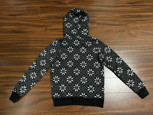 Roots women’s small snowflake hoodie black and white sweatshirt in Women's - Tops & Outerwear in Oshawa / Durham Region - Image 11