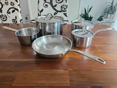 Fabiqué en Italie L’ensemble comprend 3 casseroles moyennes 2 avec couvercles, 1 grande casserole av...