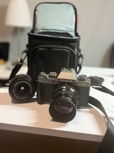 The Fujifilm X-T100 is a stylish and compact mirrorless camera designed for both photography enthusi...