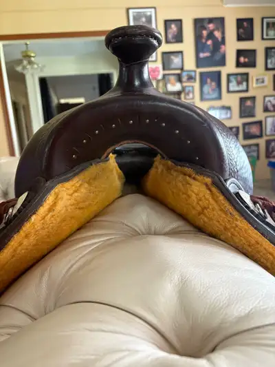 Gently used 17” reinsman trail saddle Asking 1800.00$ OBO