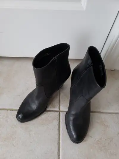 Women's black size 7.5 medium leather boots with inside zippers