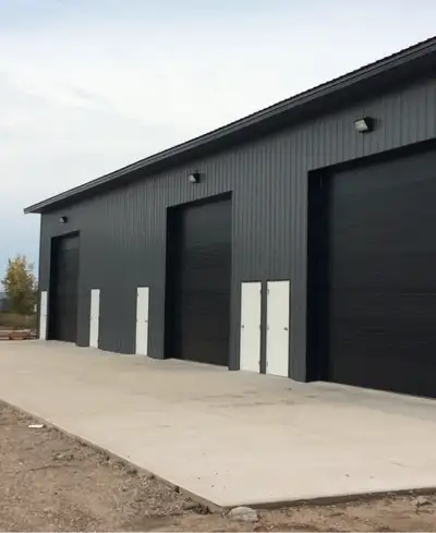 Commercial unit 32 ft by 60 ft with 18 ft ceiling 16 ft wide overhead door In floor gas heat, barrie...