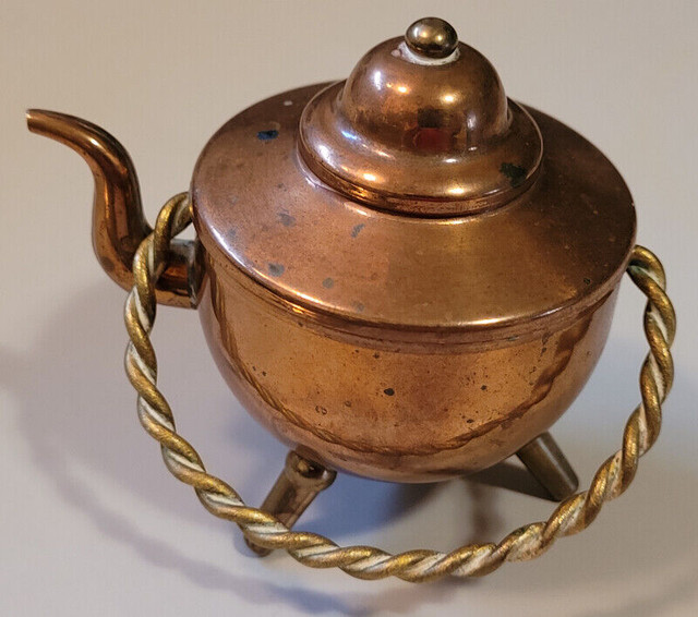 Vintage Miniature Dollhouse  Copper & Brass Camping Kettle 3 Leg in Arts & Collectibles in Oshawa / Durham Region - Image 4