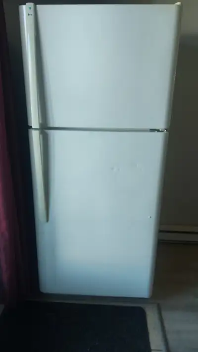 Réfrigérateur LG à donner en partie fonctionnel pour pièces, View more