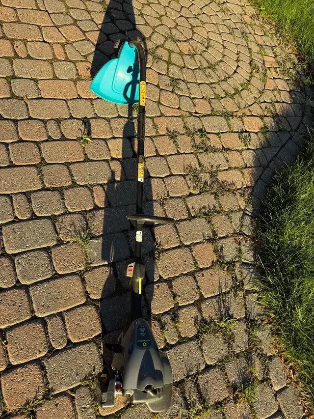 Grass trimmer / weed eater in Lawnmowers & Leaf Blowers in Markham / York Region - Image 4