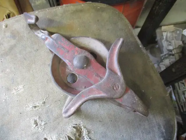ALL HEAVY CAST IRON METAL SINGLE WHEEL PULLEY TOOL $20. in Hand Tools in Winnipeg - Image 4