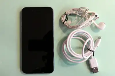 iPhone 6 Gris 16 gig débloqué pour pièces ou pour réparer., View more
