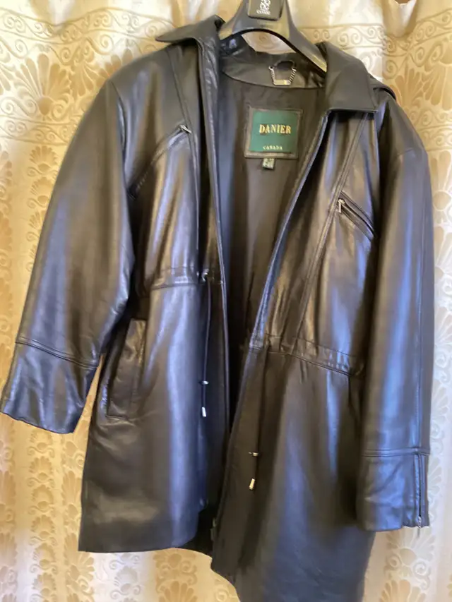Leather jacket women’s Danier in Women's - Tops & Outerwear in Markham / York Region - Image 2
