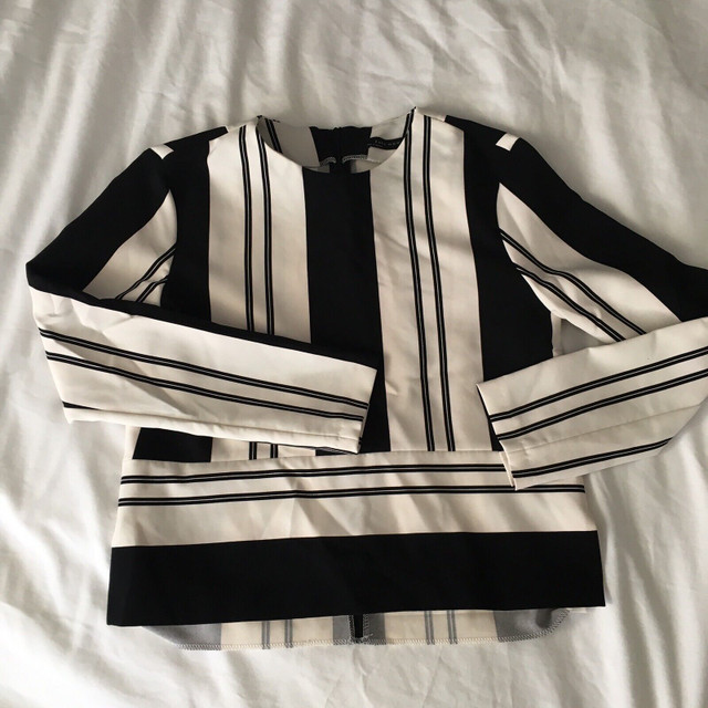 Zara black and white stripe blouse dans Femmes - Hauts et vêtements d'extérieur  à Ville de Montréal - Image 2