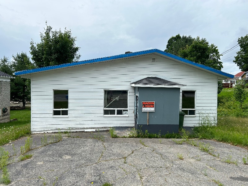 Maison à vendre, nécessite des rénovations Maisons à vendre Lévis