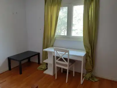 Furnished 2nd floor room near Leslie/Steels