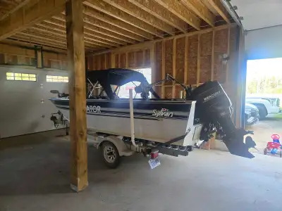 This is a used Sylvan eliminator, equipped with a Mercury 100HP motor, perfect for fishing and recre...