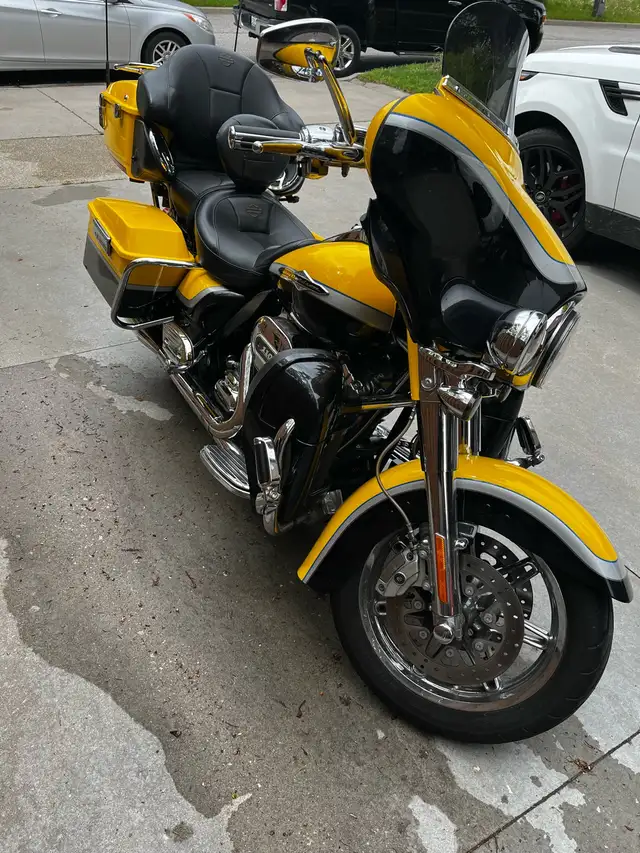 2012 Harley Davidson Screamin’ Eagle CVO in Touring in Mississauga / Peel Region - Image 4