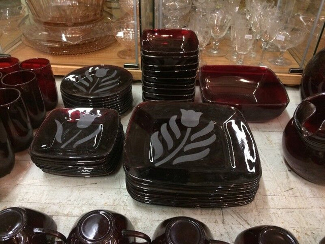 set de vaisselle ancien royal ruby glass"tulip" 10 couv. dans Art et objets de collection  à Ville de Montréal - Image 3