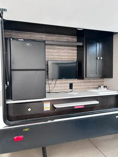 Beautiful 2019 North Trail by Heartland 33BKSS. Sleeps 10. 2 doors, outdoor kitchen with new BBQ, so...