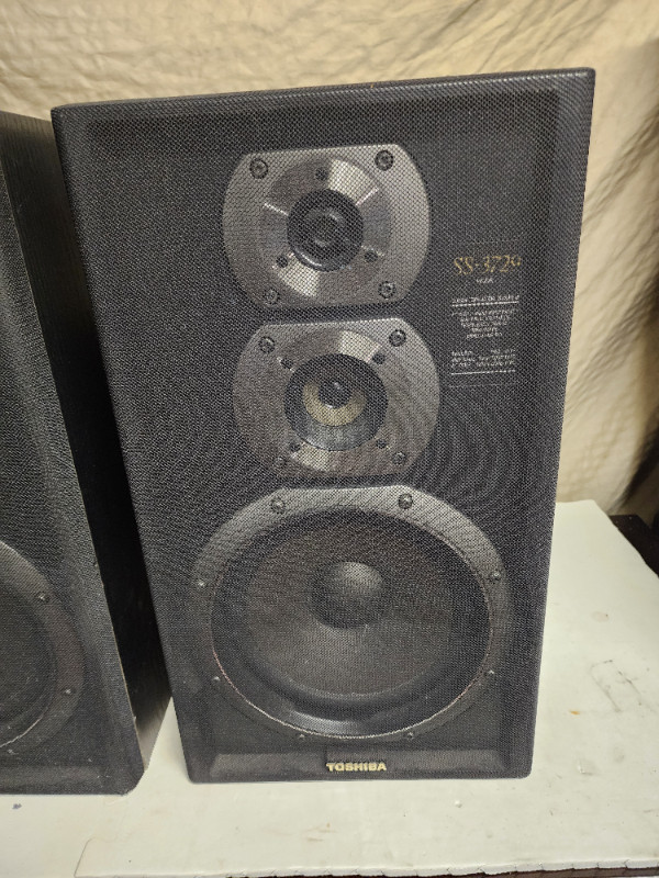 Toshiba vintage speakers SS-3729 3 way bookshelf in Speakers in Oakville / Halton Region - Image 3