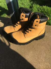 Brand  new womens size 7 steel toe boot 