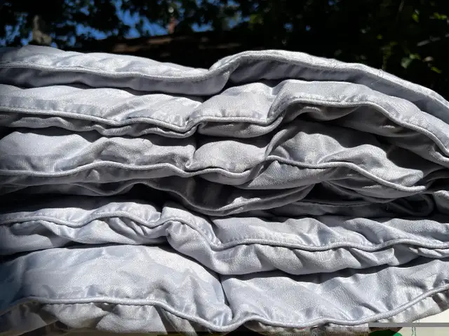 Comforter Cozy Queen size (like new) in Bedding in City of Toronto - Image 3