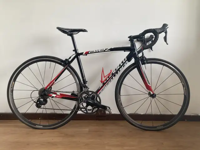 rarely used - Specialized Allez Road Bike - 52cm Frame in Road in City of Toronto - Image 2