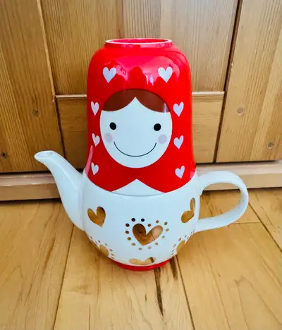 In excellent like new condition. Perfect for a tea party with your kids. Matryoshka or Russian nesti...