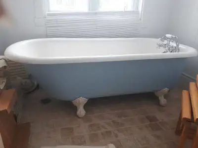 Bain bleu en fonte sur pattes, View more