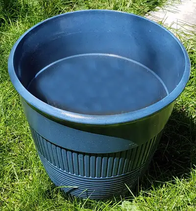 GRAND POT JARDINIÈRE - Neuf / LARGE PLANTER  / New, View more