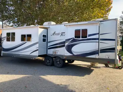 ALL WEATHER HIGH END UNIT. LOADED WITH: FIREPLACE, AC, LEATHER FURNITURE, ELECT. JACK FORCED AIR HEA...