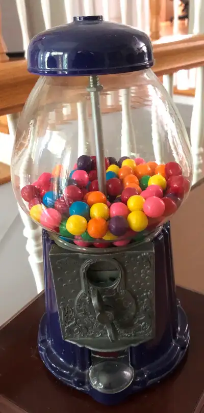 Pour info: serge.lapointe6@sympatico.ca Découvrez un distributeur de bonbons rétro unique, rempli de...