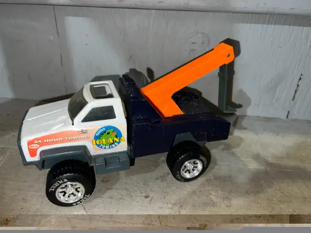 2 VINTAGE TONKA TRUCKS - MILITARY JEEP / TOW TRUCK IGUANA TOWING in Arts & Collectibles in Mississauga / Peel Region - Image 8