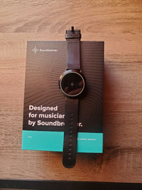 Soundbrenner core 2 metronome device and smartwatch