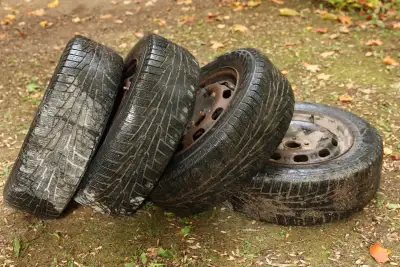 4 pneus d'hiver Hercules Avalanche 195/65R15 sur jantes en acier. Encore bon pour 1 ou 2 hivers. Éta...