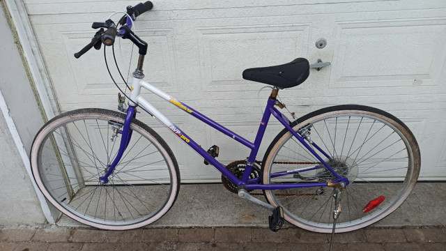 28"  "AVP"  hybrid bike   / vélo hybride dans Randonnée, ville et hybrides  à Laval/Rive Nord