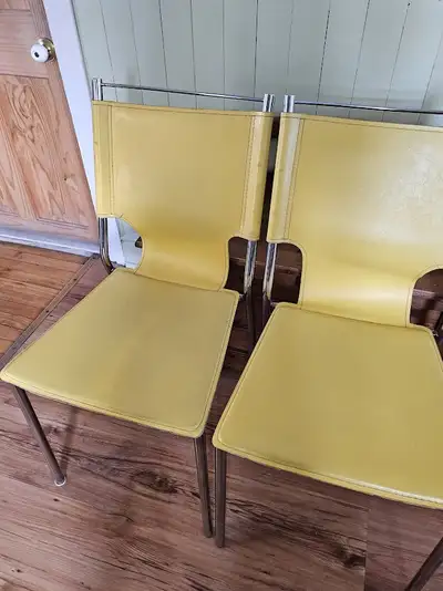 2chaises en cuirette de couleur jaune moutarde structure en acie, View more